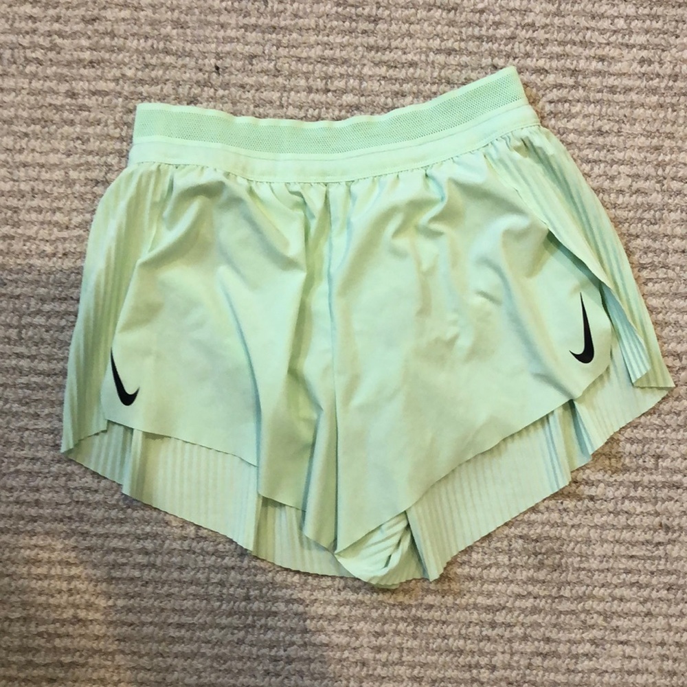Nike Womens Aeroswift short small green
Gently used, good condition
